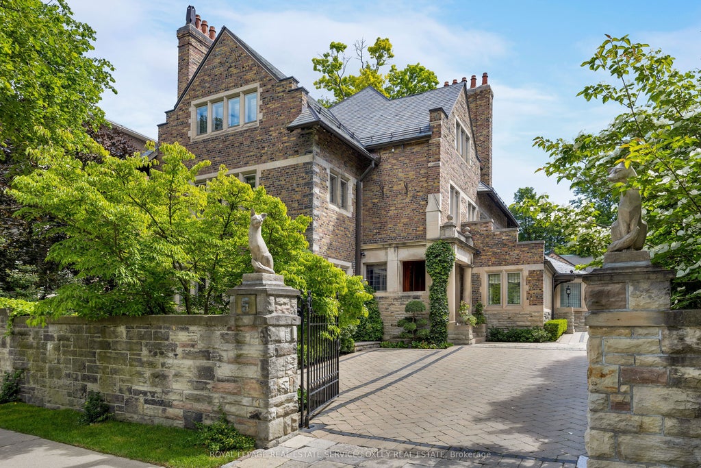 5 Thornwood Road, Toronto C09