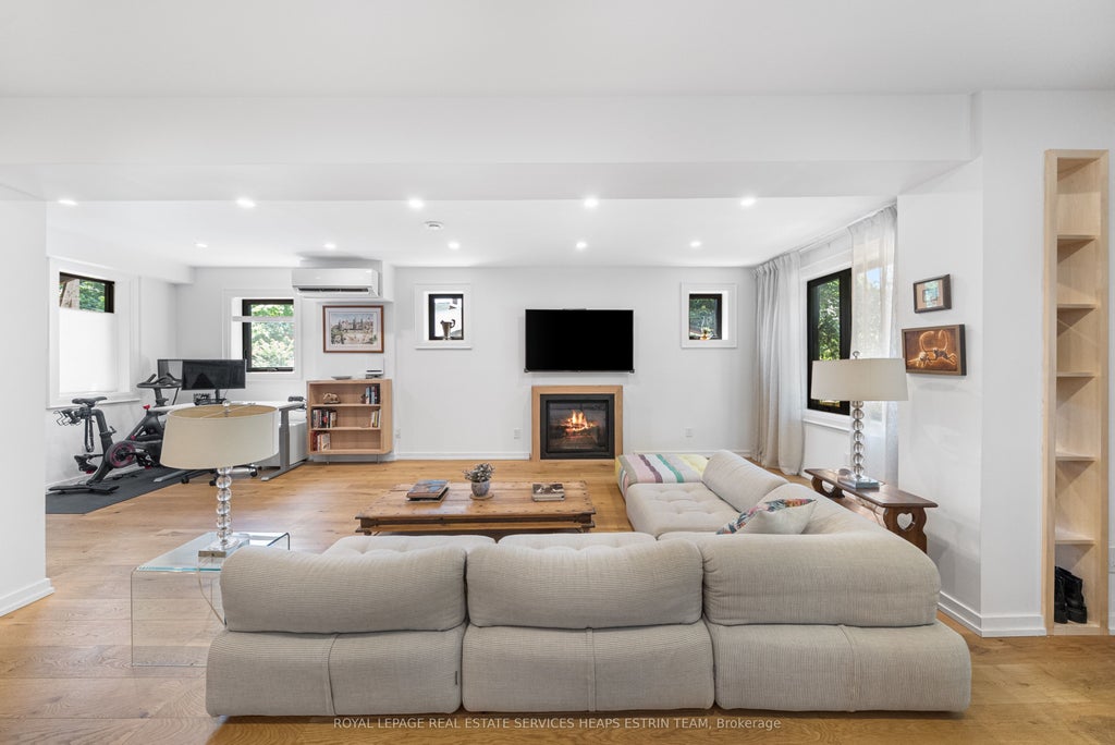 115 Robinson Street, Toronto C01