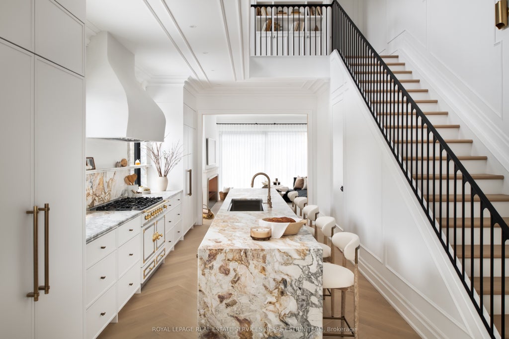 23 Lippincott Street, Toronto C01