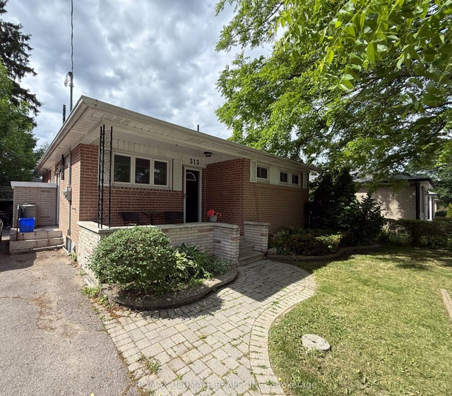313 Rossland Road W, Whitby
