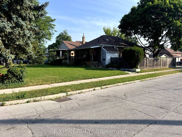 46 Ilfracombe Crescent, Toronto E04