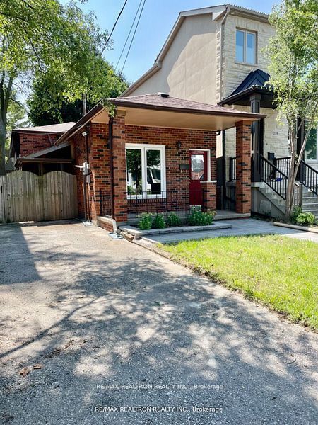 216 Glebemount Avenue Bsmt, Toronto E03