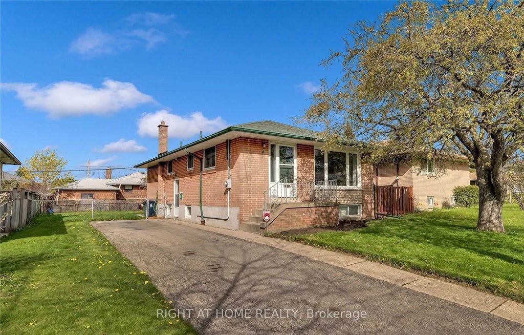 28 Reno Drive Main, Toronto E04