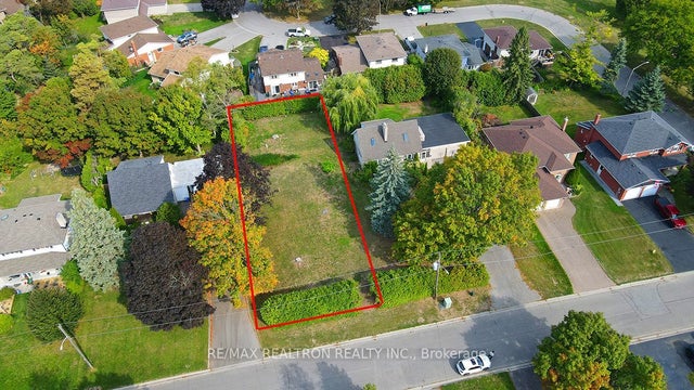 900 Parklane Avenue, Oshawa