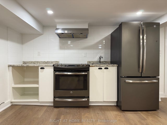 22 Glenside Avenue Lower, Toronto E01