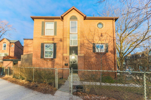 451 Broadview Avenue, Toronto E01