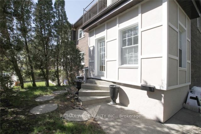 730 Logan Avenue, Toronto E01