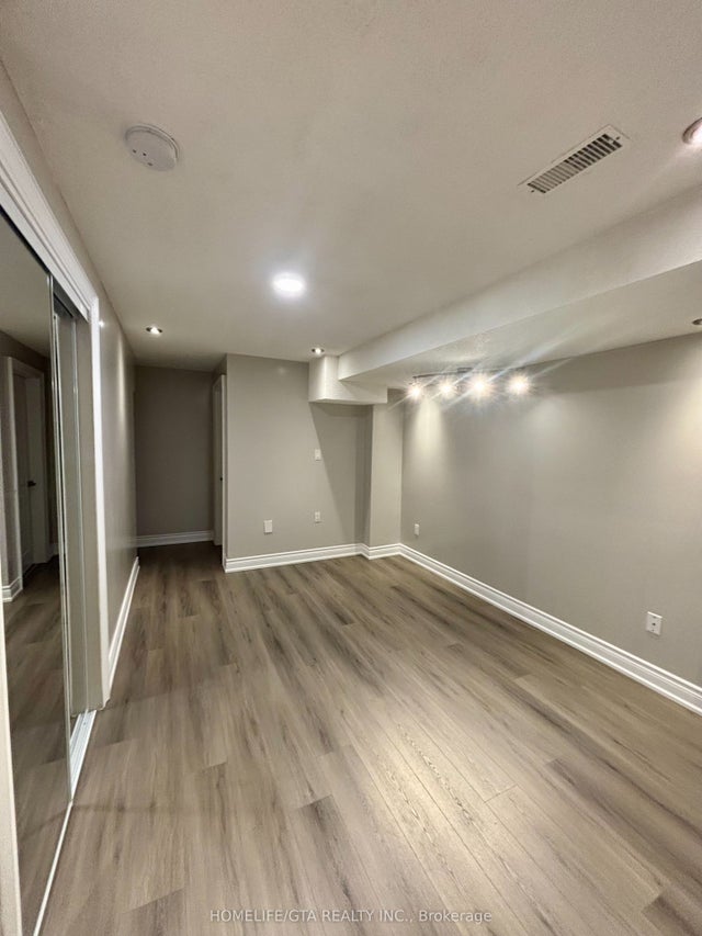 40 Bobolink Avenue, Toronto E11