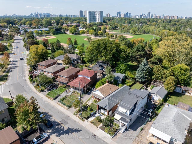 972 Cosburn Avenue, Toronto E03