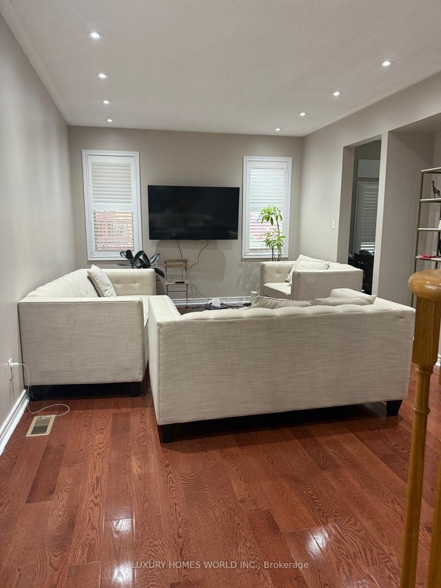 50 Glacier Crescent, Toronto E11