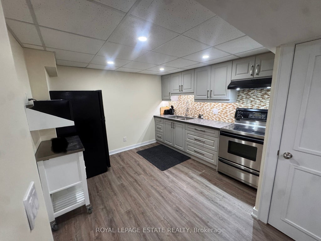 5 Barlow Road, Toronto E09