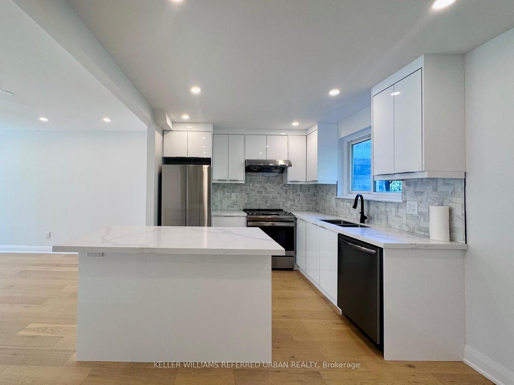 906 Marinet Crescent Main, Pickering