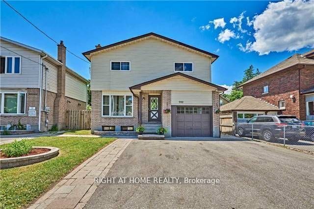 702 Brock Street S, Whitby