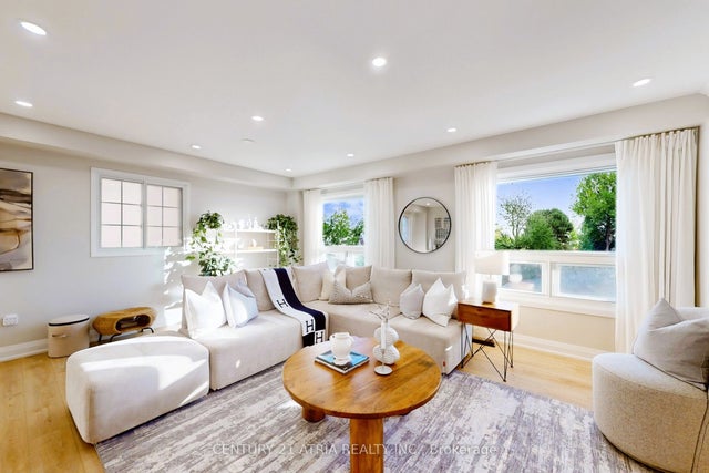 60 Huxtable Lane, Toronto E11
