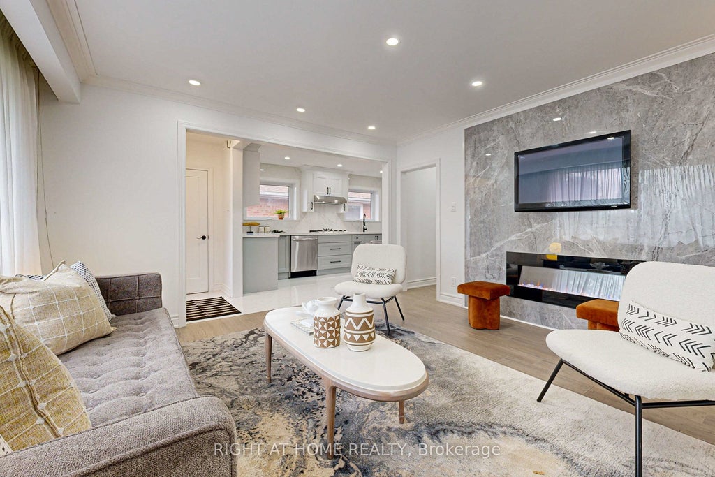 4 Barnes Crescent Main, Toronto E09