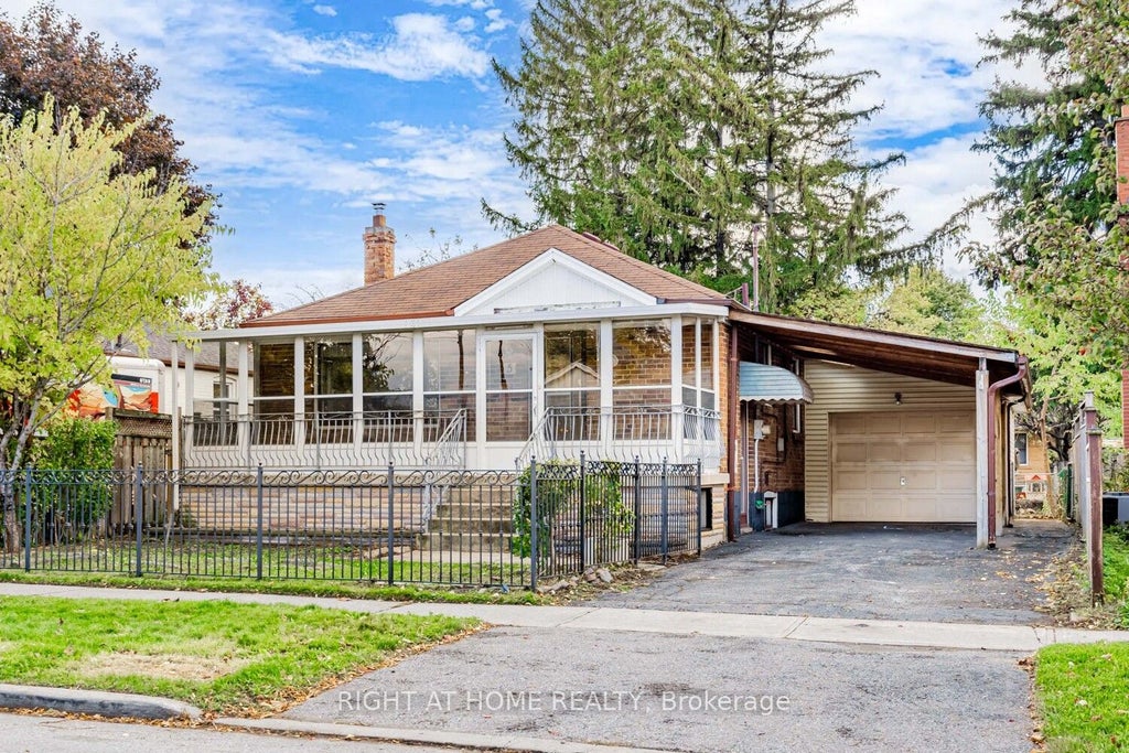 5 Mcgregor Road, Toronto E04