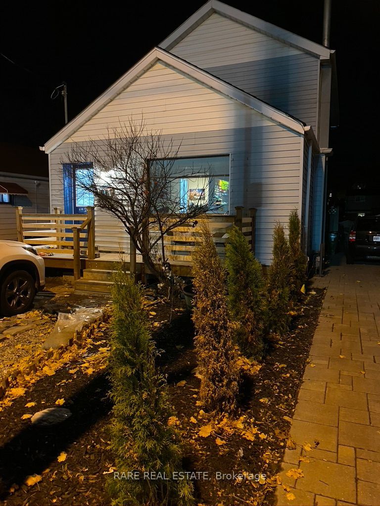 2491 Gerrard Street E, Toronto E06