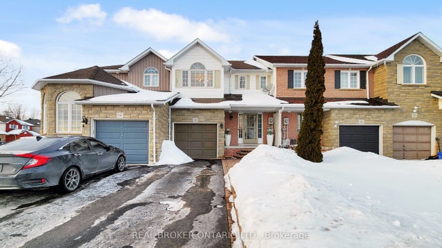16 Wade Square, Clarington