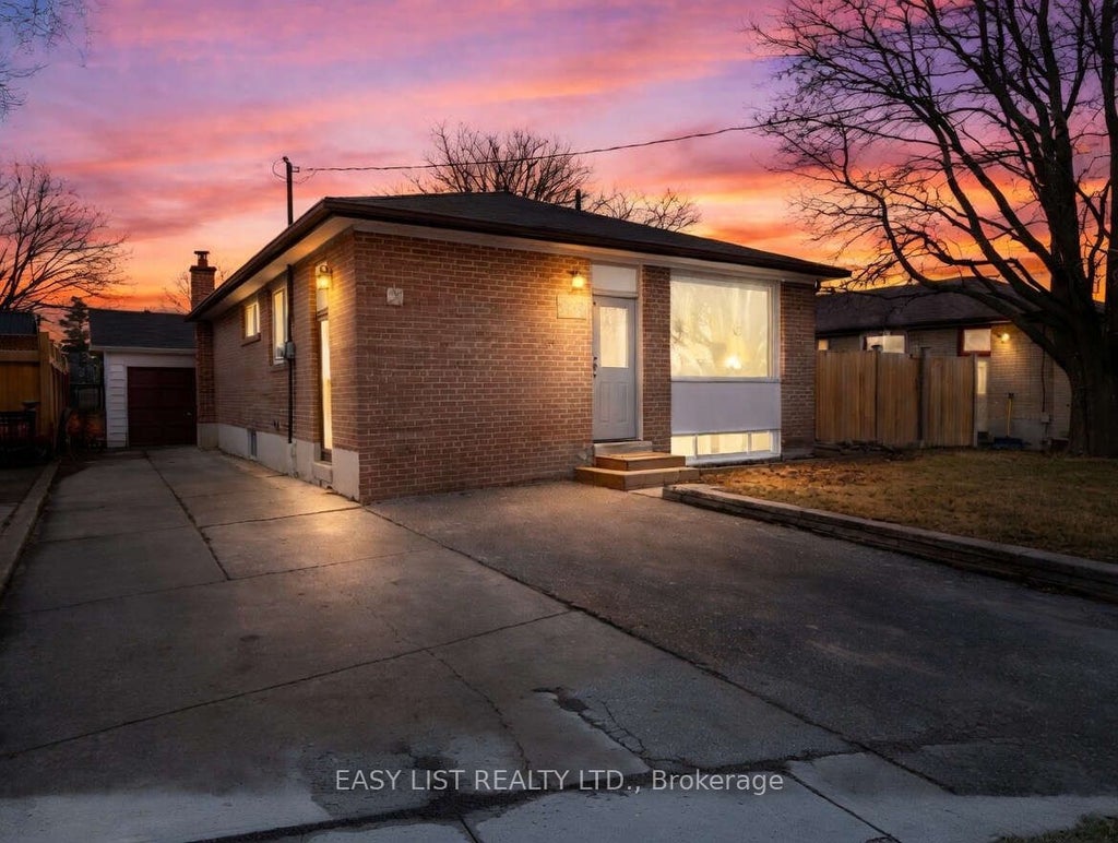 1003 Wardman Crescent, Whitby