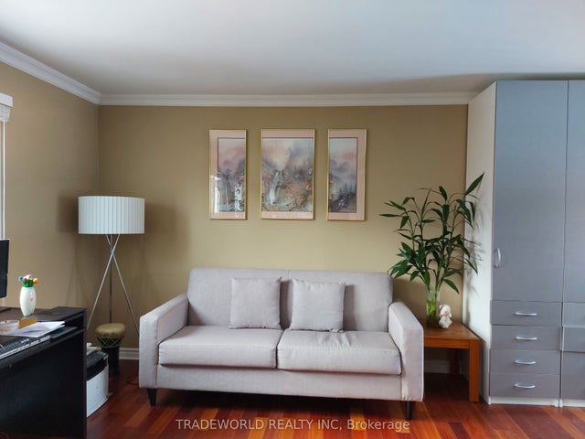 880 Leslie Valley Drive, Newmarket