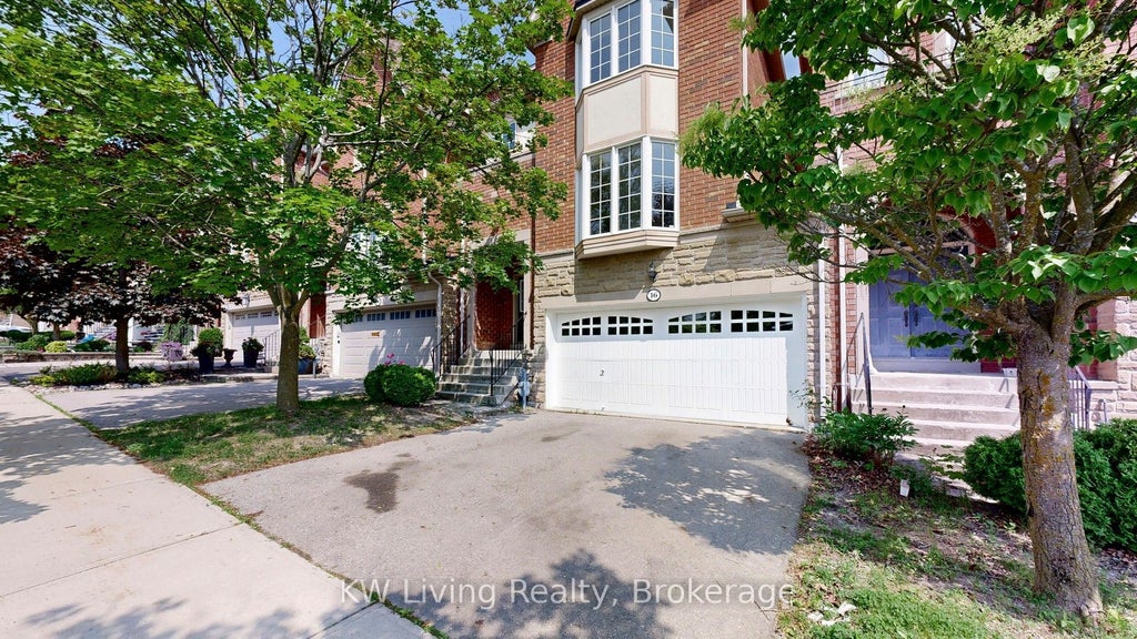16 Carriage House Court, Richmond Hill
