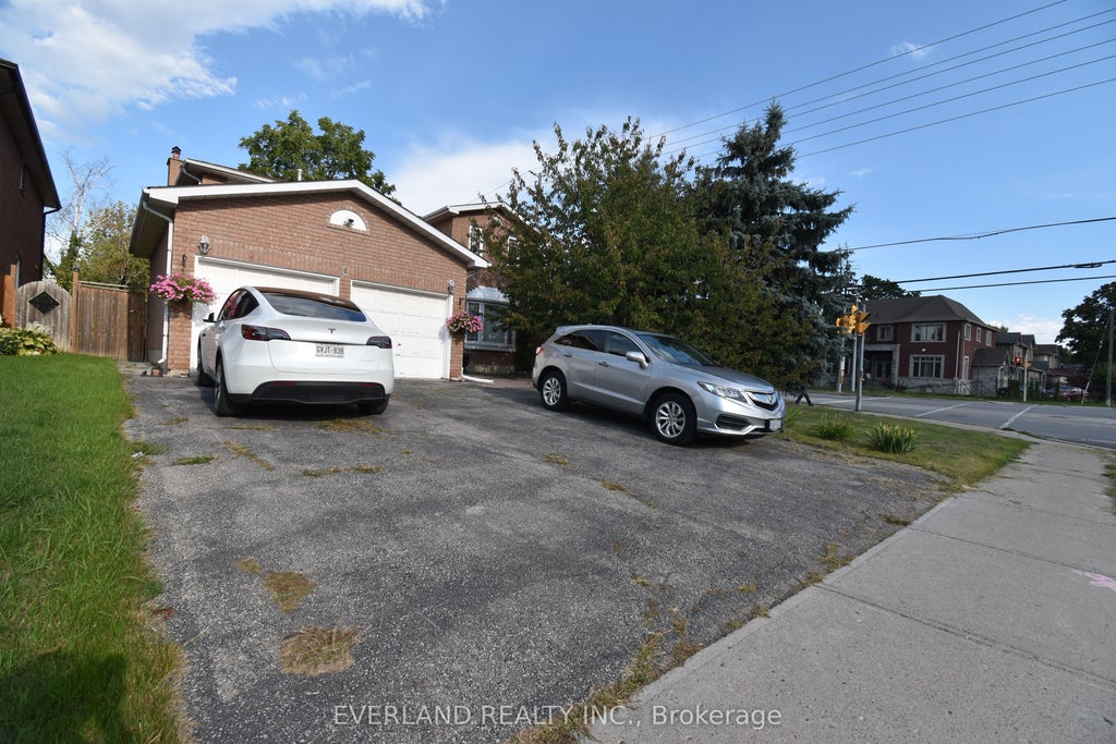 1 Shaftsbury Avenue Basement Apt 2 Bdrm, Richmond Hill