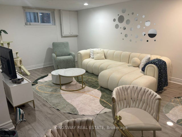 134 Oxford Street Lower Unit, Richmond Hill