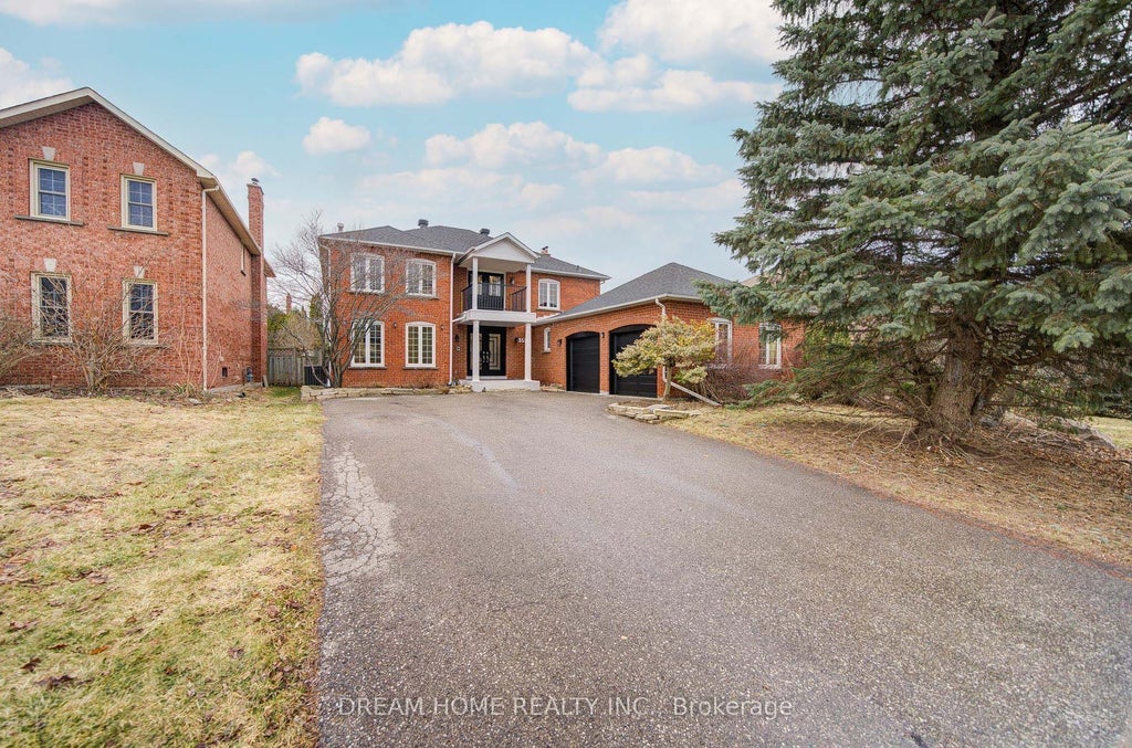 352 Kennedy Street W, Aurora