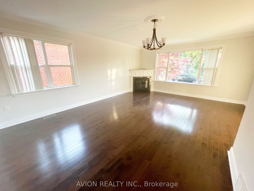 316 Gells Road Upper, Richmond Hill