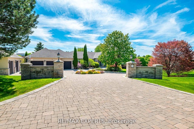 8 Alm Court, Aurora
