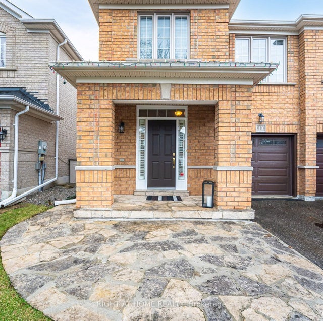 910 Oaktree Crescent, Newmarket