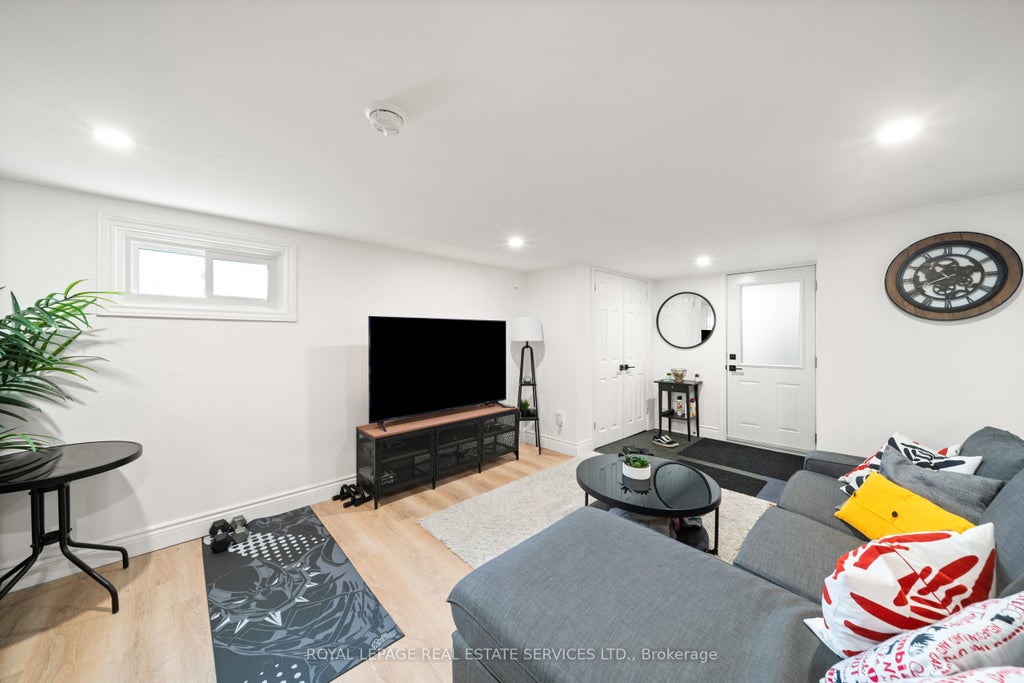 6 Corbett Crescent, Aurora