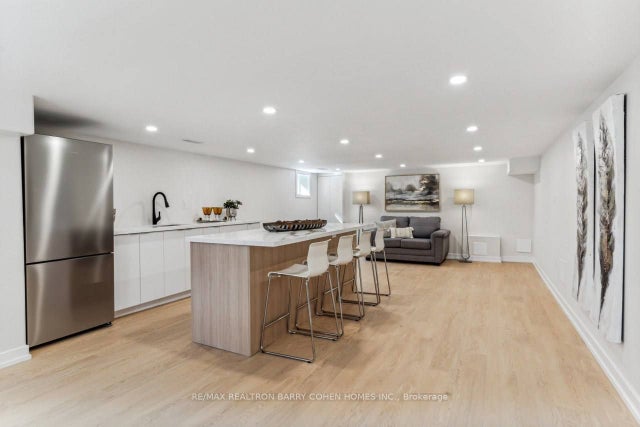 31 Kennedy Street W, Aurora