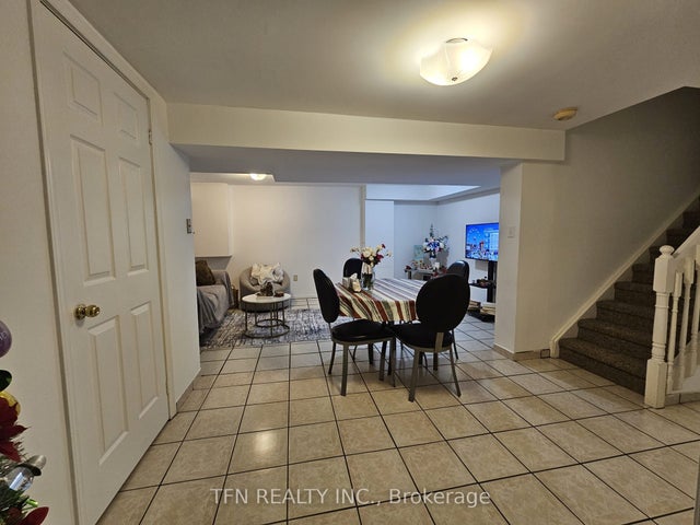 112 Trafalgar Square Lower, Vaughan
