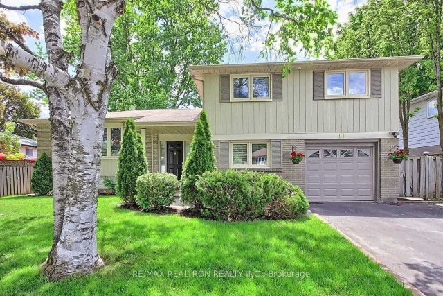 17 Hill Drive, Aurora