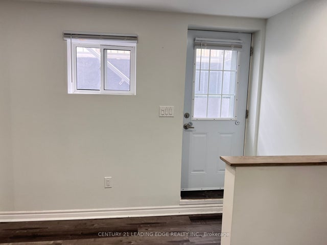 230 Wardlaw Place Lower, Vaughan