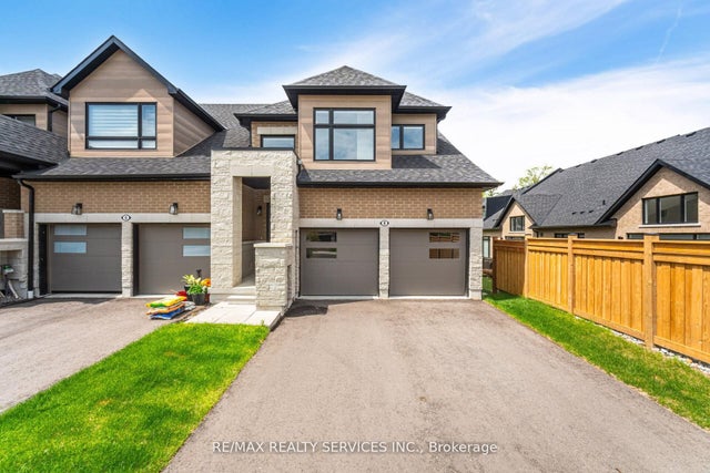 8 Lois Torrance Trail, Uxbridge
