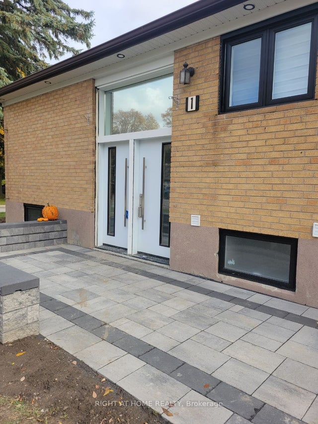 1 Huron Court, Aurora