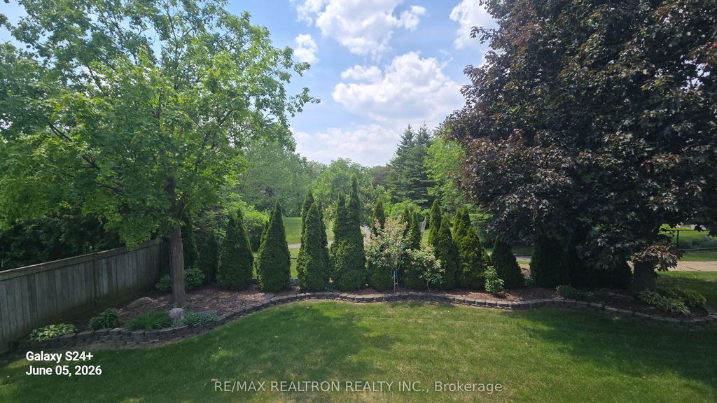 6 White Oak Crescent, Richmond Hill