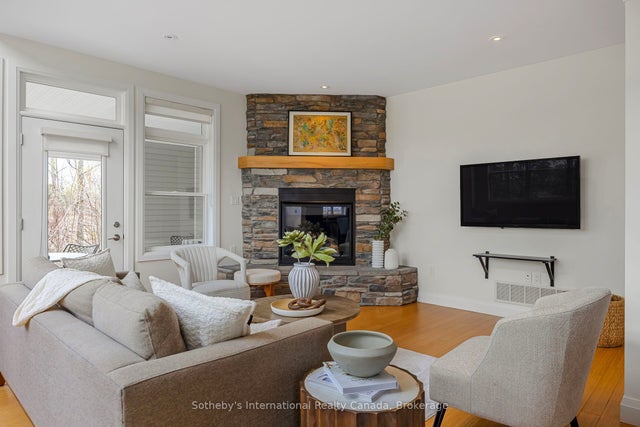 2 Swan Lane, Tay