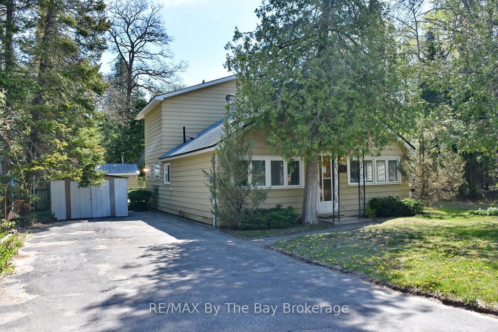 15 Sylvan Avenue, Wasaga Beach