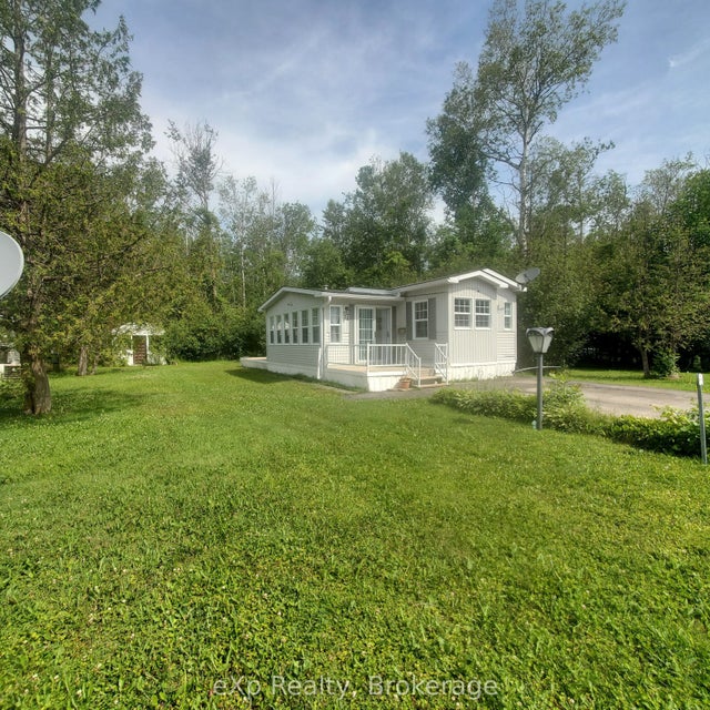 24 Prince Charles Avenue N, Springwater