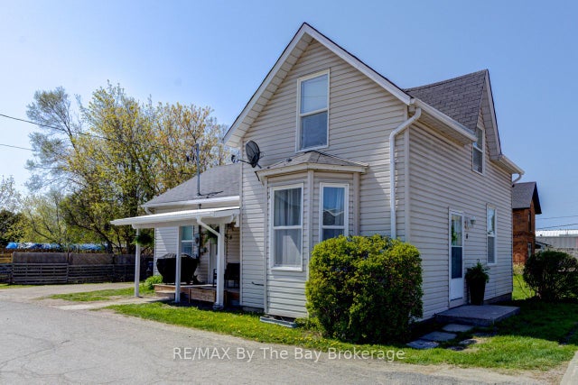 8 Yonge Street N, Springwater