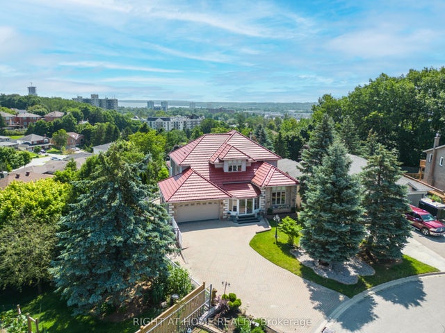 11 Thackeray Crescent, Barrie