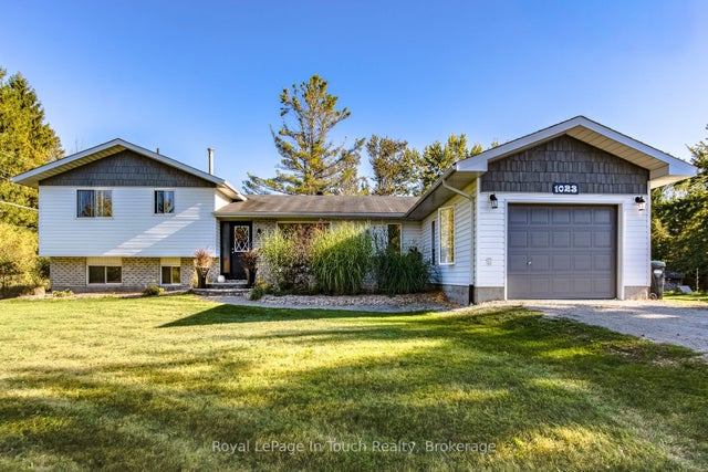 1023 Flos 4 Road W, Springwater