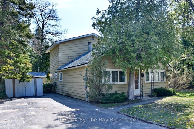 15 Sylvan Avenue, Wasaga Beach