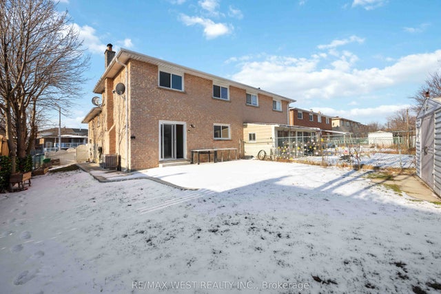 307 Royal Salisbury Way, Brampton