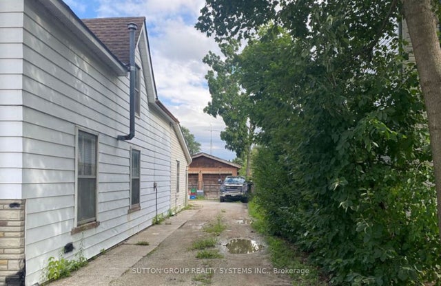 392 Pearl Street, Milton