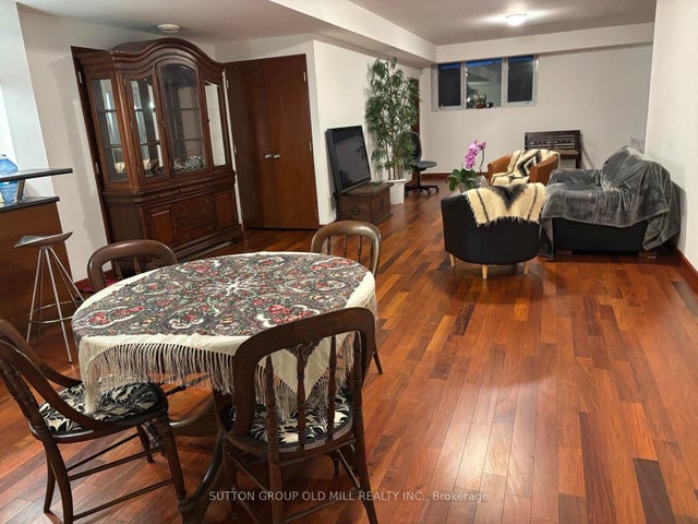 21 Hilldowntree Road, Toronto W08