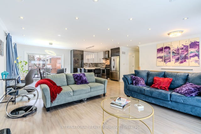 24 Paramount Court Main, Toronto W04